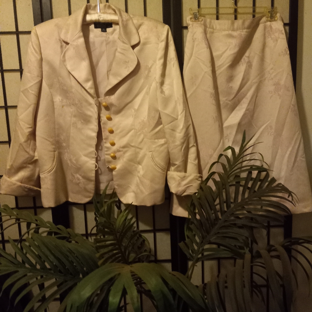 Suit - Picture 6 of 6